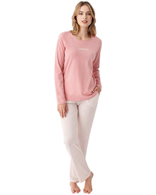  Woman wearing a pink long-sleeve top and white pants