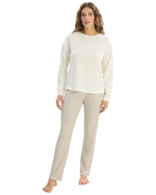  Woman wearing a white long-sleeve top and beige pants