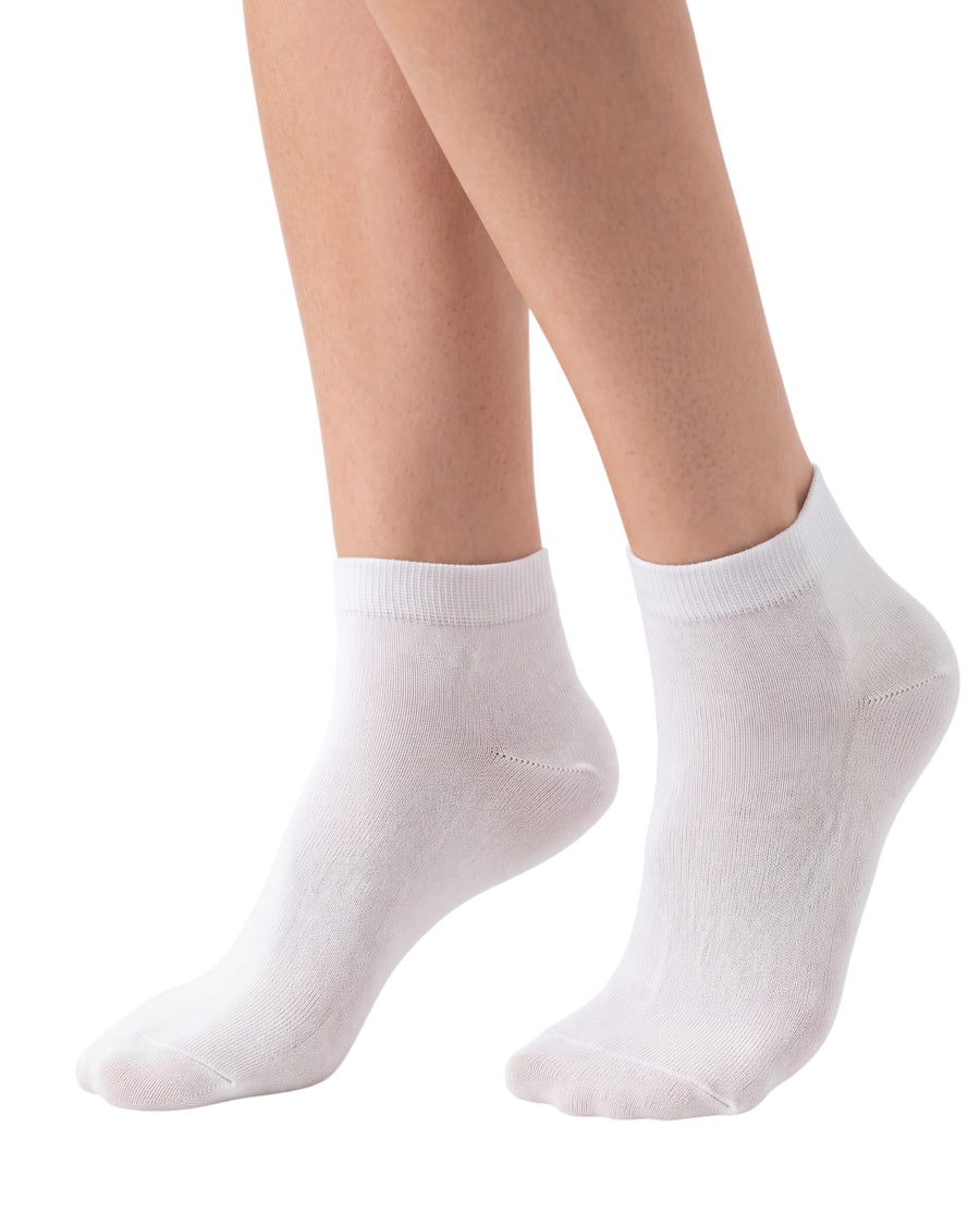 Women's white bamboo ankle socks featuring a soft knitted texture, comfortable ankle-length design, and elastic ribbed cuffs for everyday wear.